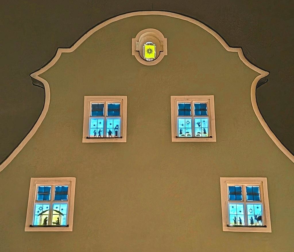 Vier-Stationen-auf-dem-Weg-zur-Krippe-leuchten-in-historischer-Fassade-in-Geisenfeld