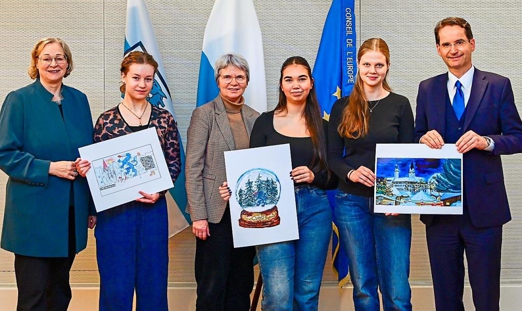 Drei-Jugendliche-gestalten-das-Motiv-der-Ingolst-dter-Weihnachtskarte