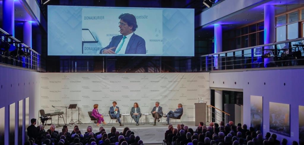 The economy between momentum and stagnation: Panel discussion in Passau