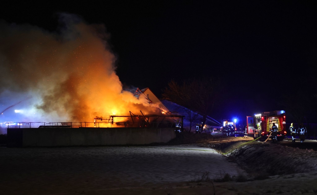 Scheune-brennt-vollst-ndig-nieder