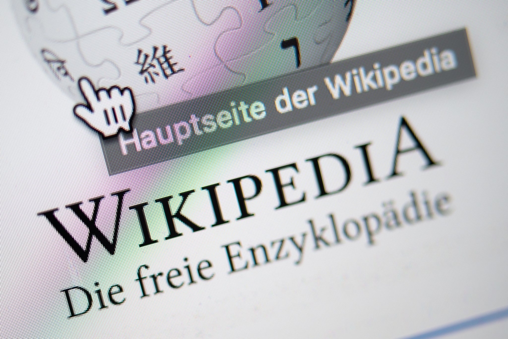 Wikipedia-mit-25-unter-Druck-durch-KI-Konkurrenz