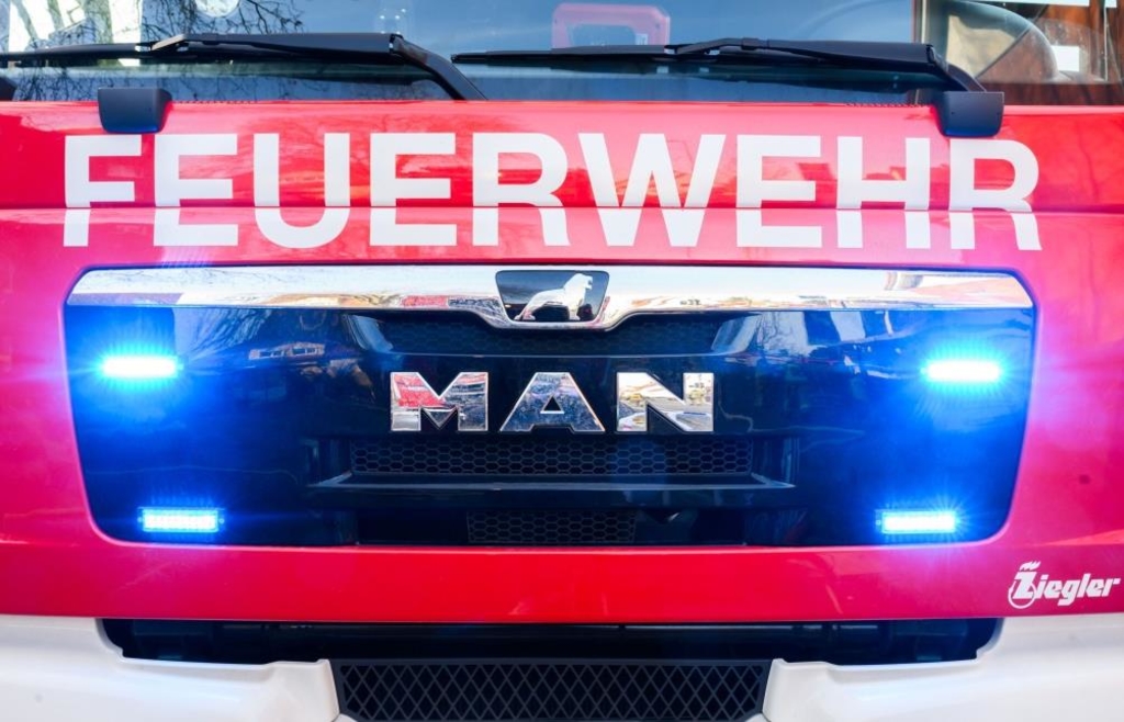Dichter Rauch: Feuerwehr rückt zu Industriegebiet in Wagenhofen aus – und ...