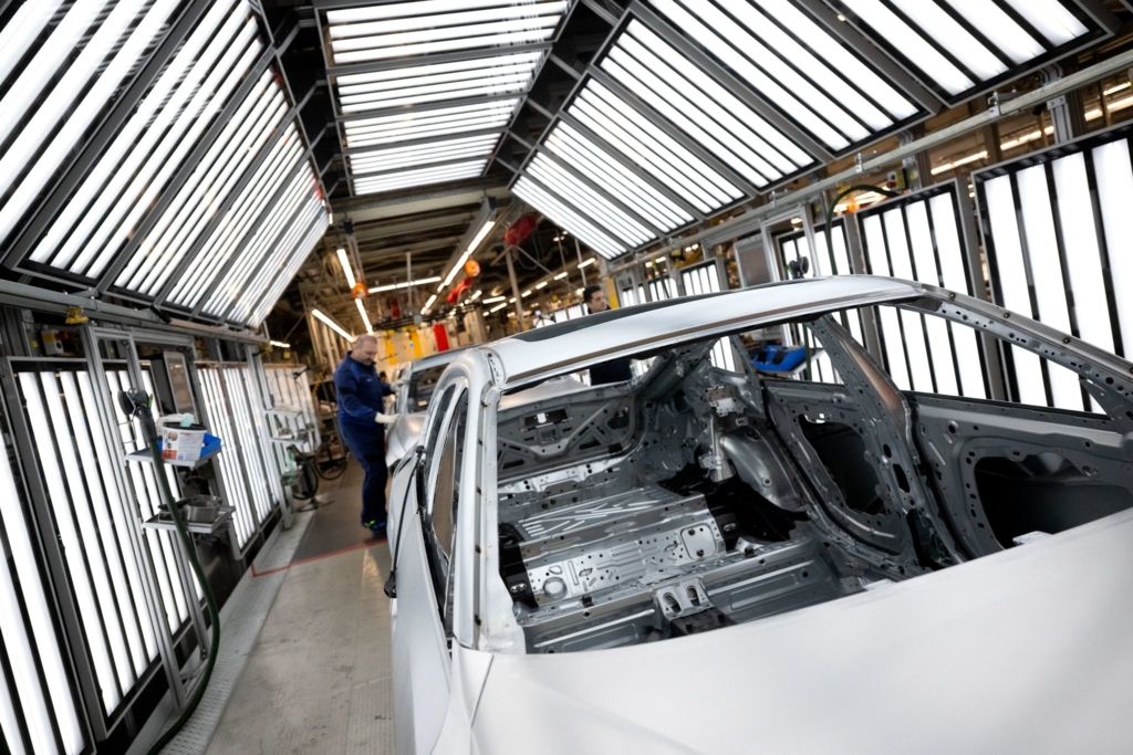 Unternehmen-verlagern-Zehntausende-Jobs-ins-Ausland