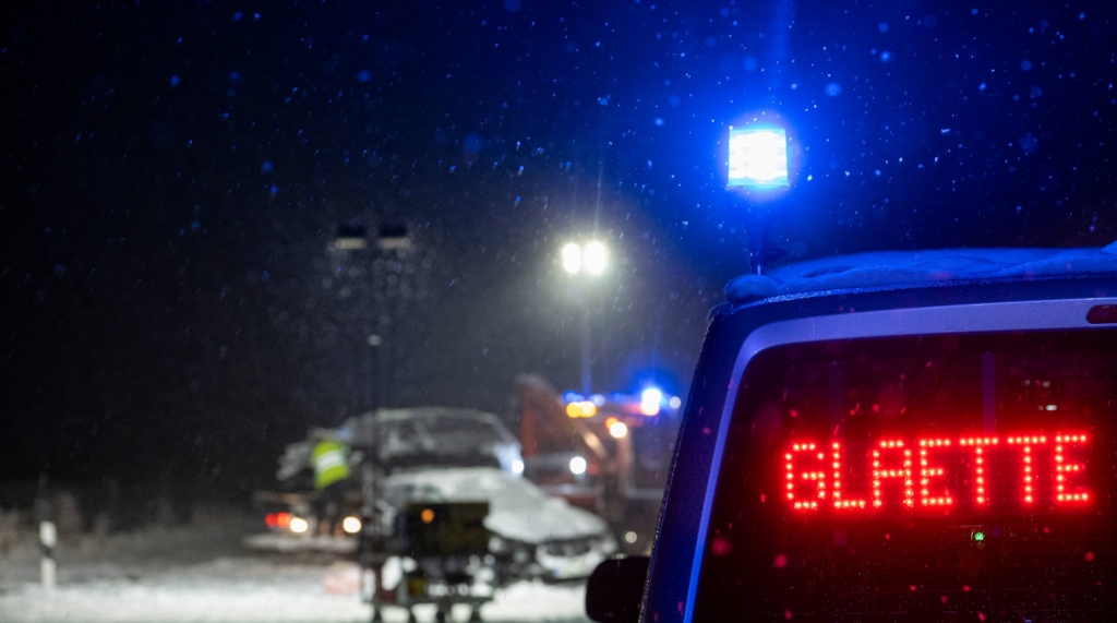 Ehepaar-bei-Unfall-auf-schneeglatter-Stra-e-schwer-verletzt