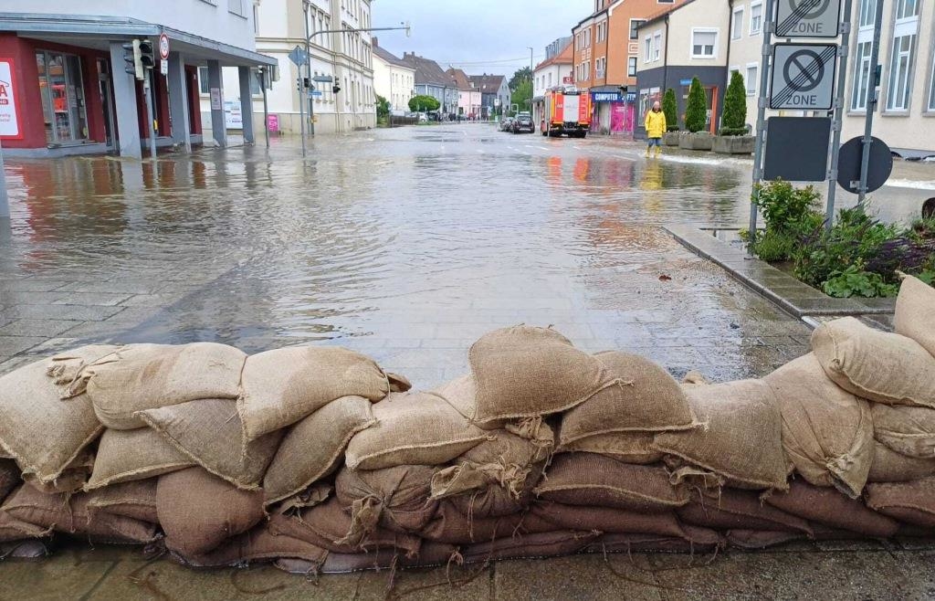 Hochwasserlage im Kreis NeuburgSchrobenhausen stabilisiert sich Frau