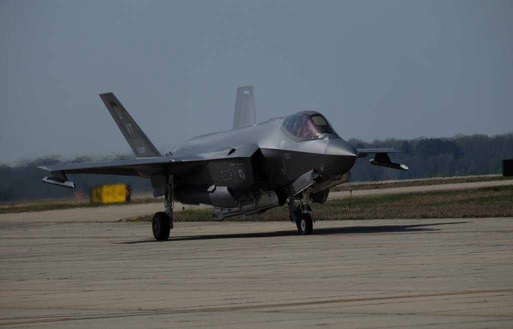 Virtually invisible and deadly: German Armed Forces receive first F-35 ...