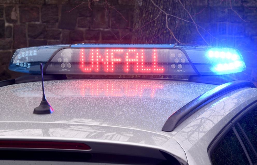 BMW crashes into house wall: 20-year-old only reports damage the next day