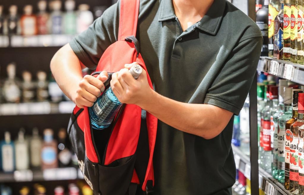 38-J-hrige-wird-beim-Ladendiebstahl-in-Pfaffenhofen-ertappt-und-macht-nur-eine-Stunde-danach-in-einem-anderen-Gesch-ft-gleich-wieder-lange-Finger