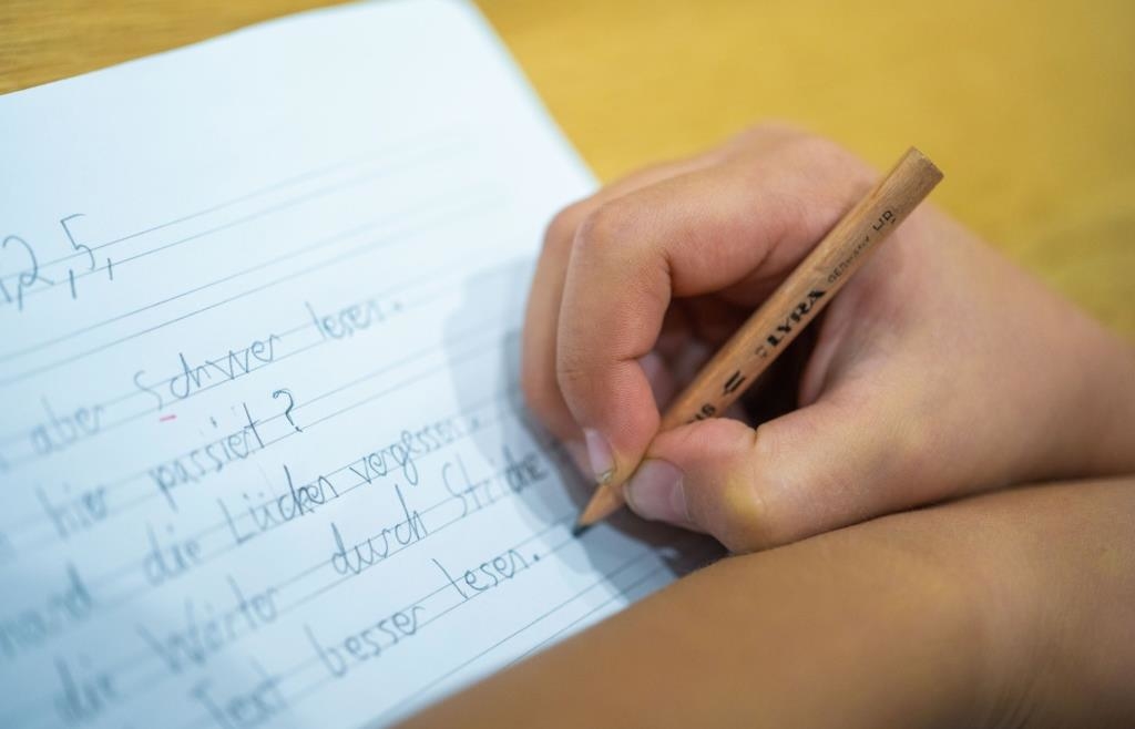 Is cursive writing necessary? Experts on the Flowby model project