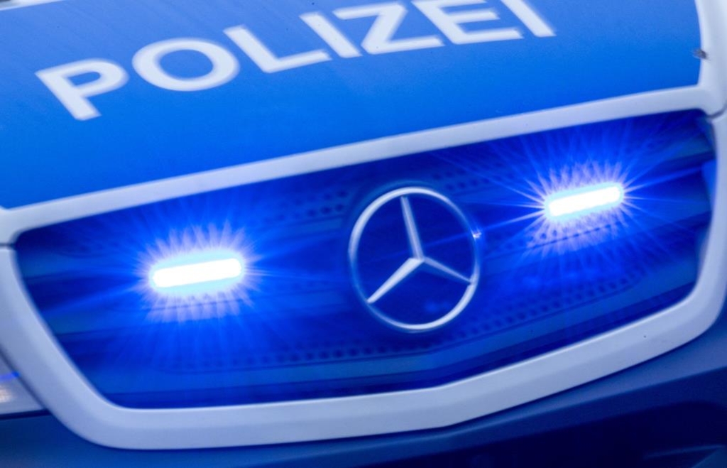 58-J-hriger-bei-Unfall-verletzt-Lastwagen-ignoriert-rote-Ampel-und-rammt-Auto