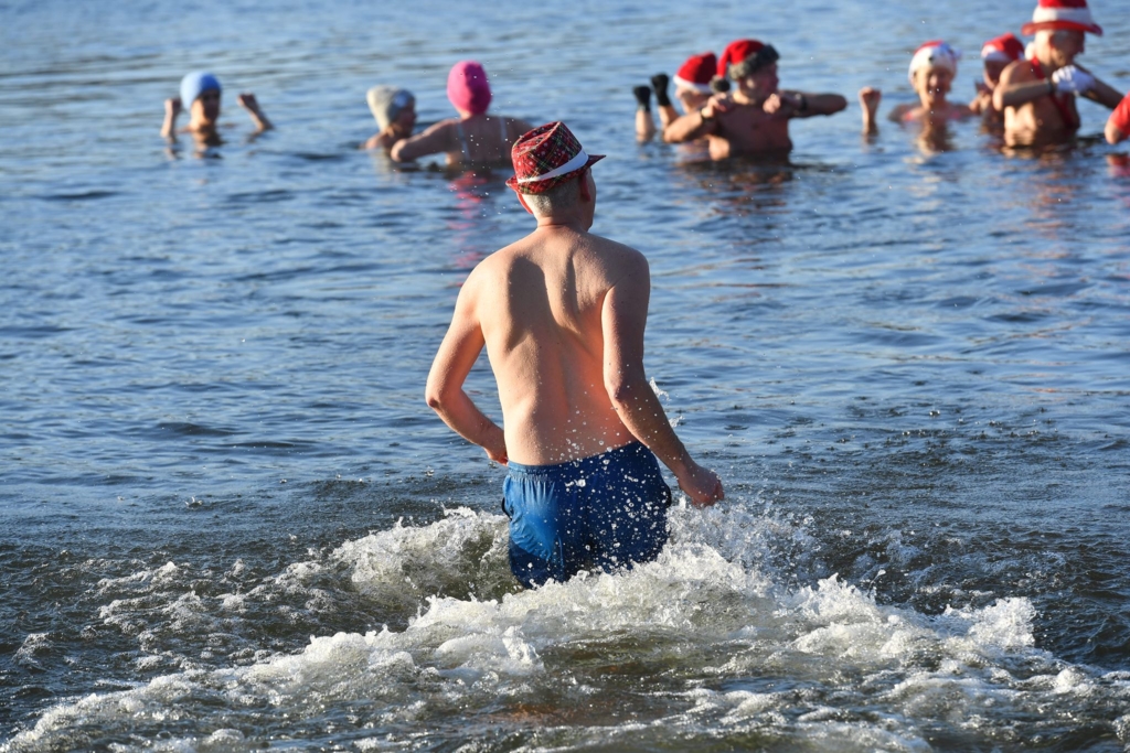Dutzende-steigen-zum-Weihnachtsschwimmen-in-den-Orankesee
