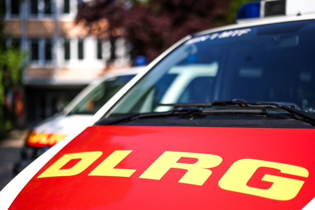 Auto-versinkt-in-eisigem-Wasser-Gl-ck-im-Ungl-ck