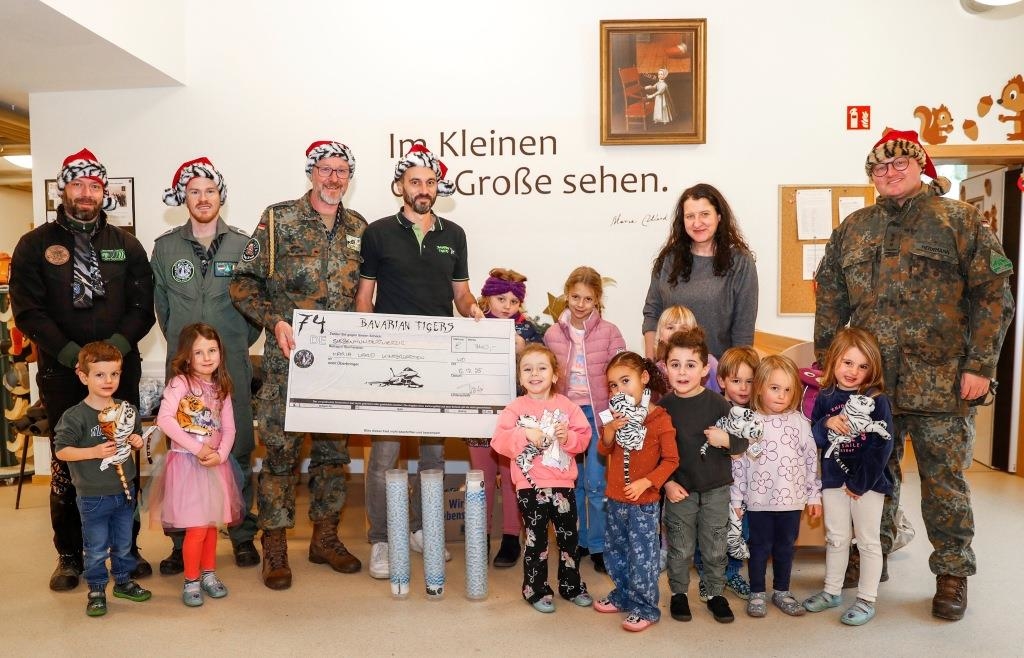 Bavarian-Tigers-verteilen-Geschenke-an-Kita-und-Tafel-in-Schrobenhausen