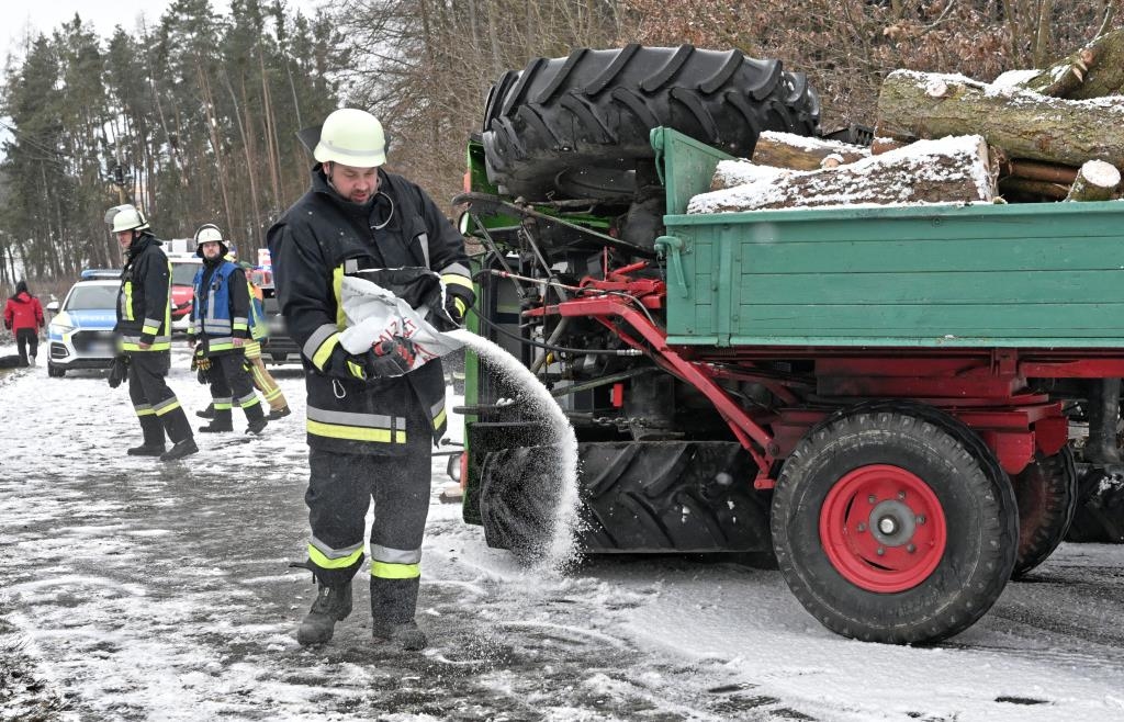 Traktorgespann-f-llt-am-Mahlberg-bei-Schrobenhausen-um