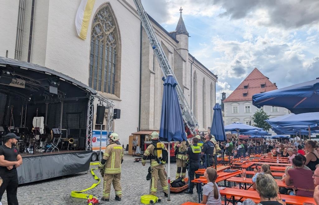 Kurzer Schreckmoment: Feuerwehreinsatz mit Drehleiter am Dom beim ...