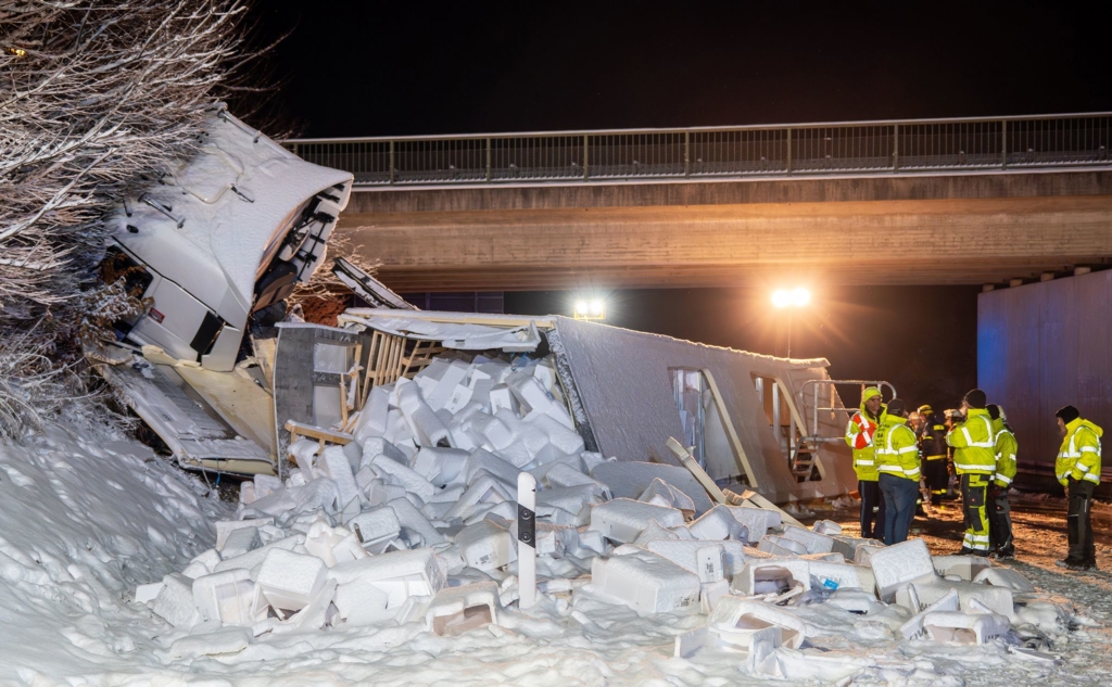 Schneebedeckte-Autobahn-Lastwagen-mit-Lachs-kippt-um