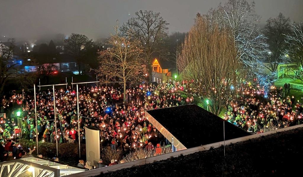 Lichtermeer-vor-den-T-ren-der-Klinik-K-sching-Hunderte-Menschen-setzen-Zeichen