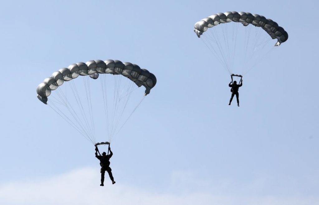 dramatische-szenen-im-video-fallschirmspringer-bleibt-an-flugzeug-h-ngen