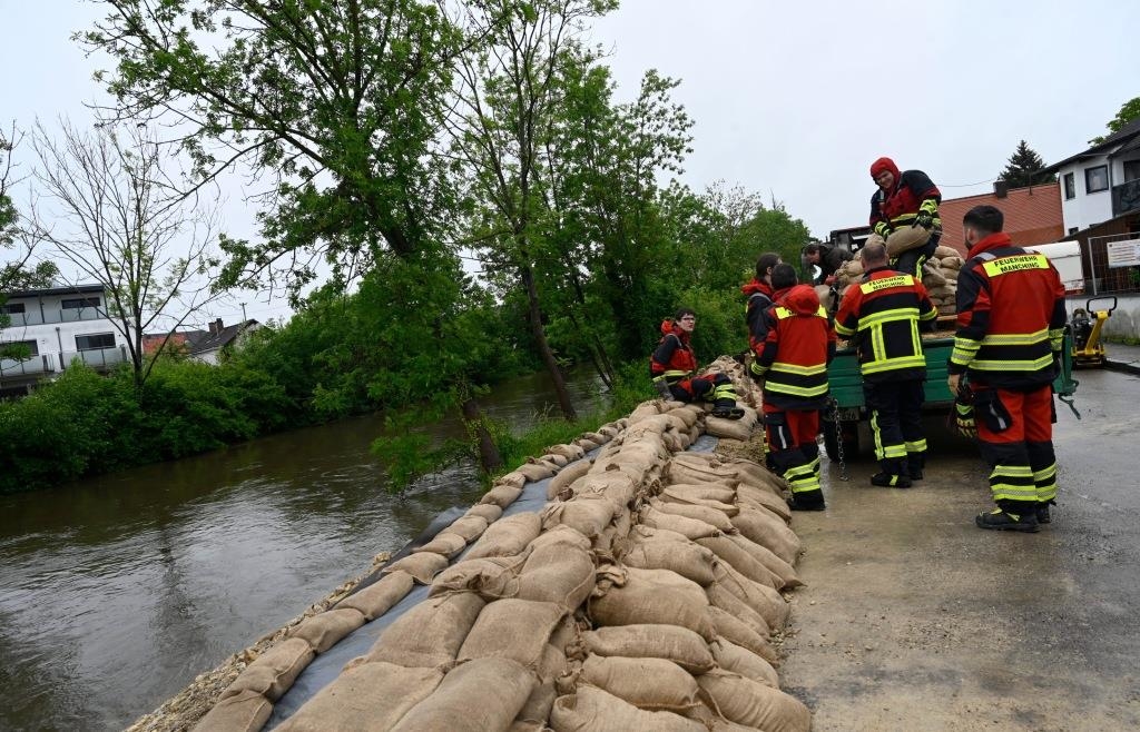 Damm in Manching gebrochen Evakuierungsmaßnahmen eingeleitet