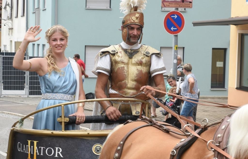 Ritter Kropf, die Limeskönigin und Gladiatoren: Festzug zum Limesfest in ...
