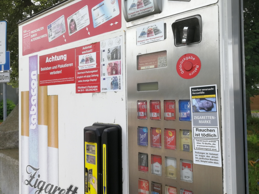 66Jähriger rückt Zigarettenautomat mit Flex zu Leibe