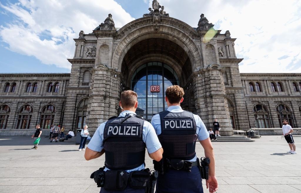 Bomb threat at Nuremberg Central Station: Police evacuate hall and arrest ...