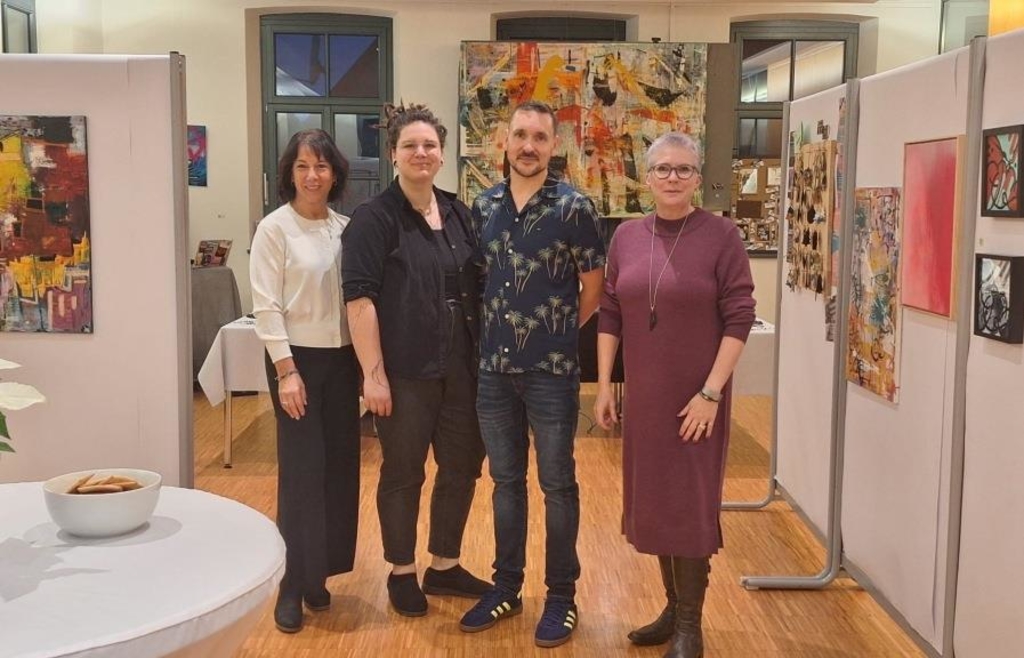 -Kunst-trifft-Glanz-im-Sitzungssaal-des-Burgheimer-Rathauses-zeigt-vielf-ltige-Werke