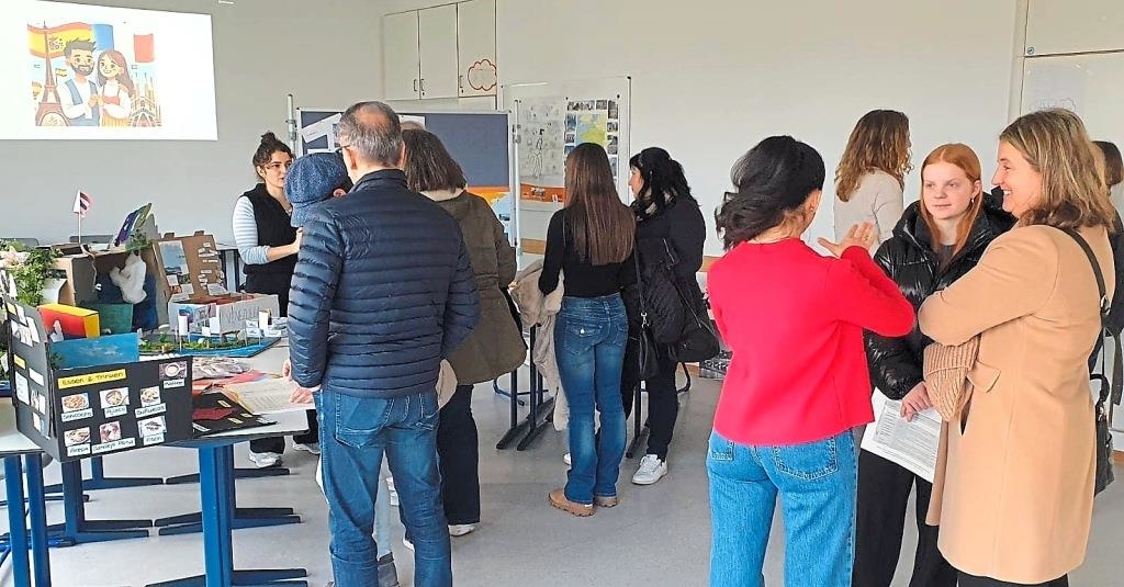 Zahlreiche-Besucher-nutzen-den-Tag-der-offenen-T-r-an-der-FOSBOS-Neuburg