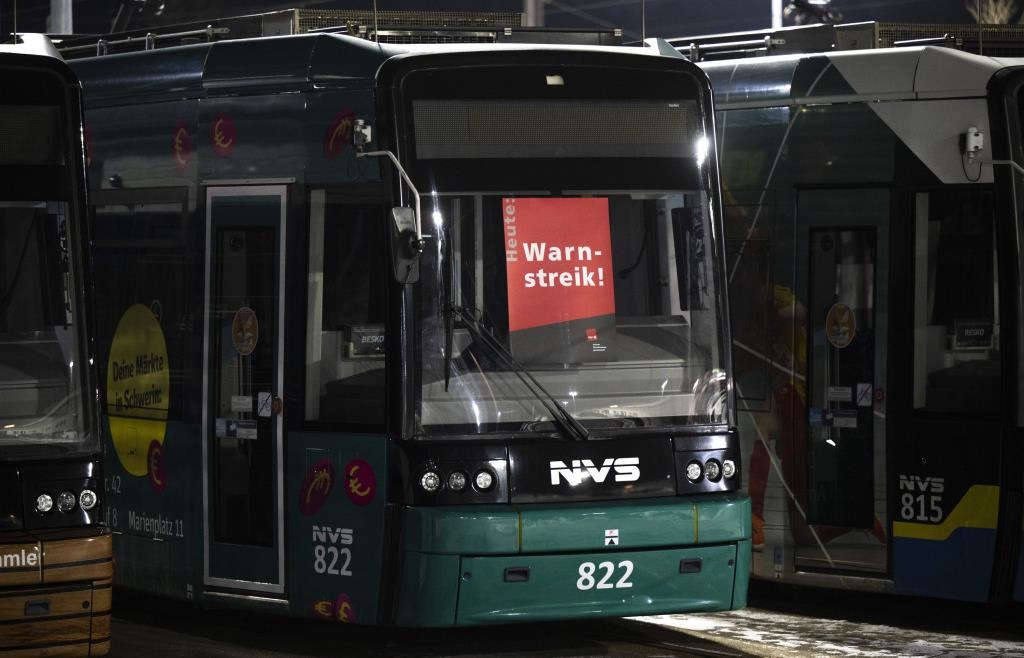 Ganzt-giger-Warnstreik-Nahverkehr-steht-vielerorts-still