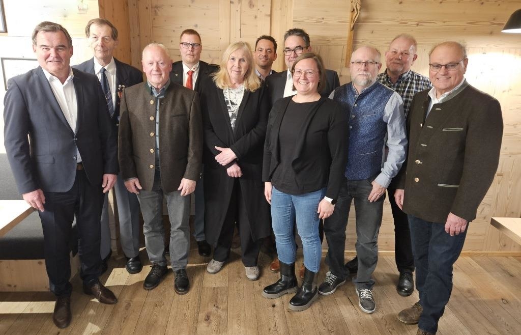 Landrat-Albert-G-rtner-und-BRK-ehren-gemeinsam-jahrzehntelanges-Engagement