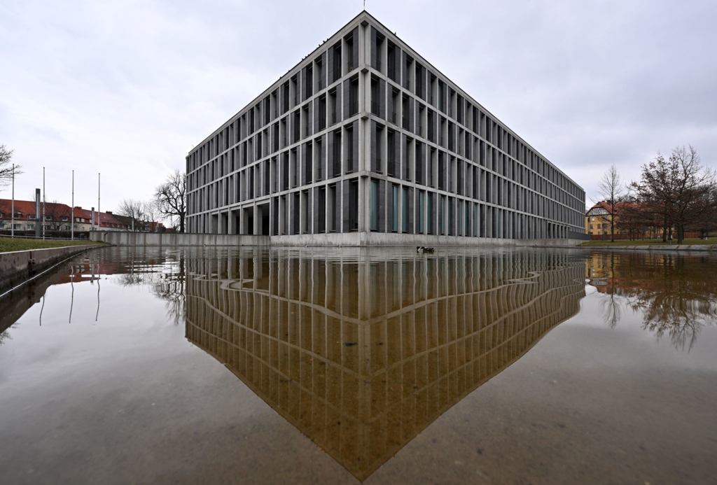 Urteil-Kontrolleurin-am-Flughafen-darf-Kopftuch-tragen