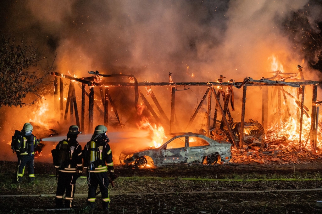 Scheune-brennt-ab-sechsstelliger-Schaden