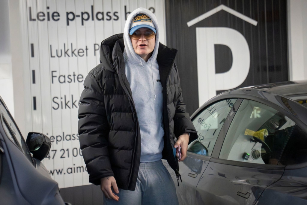 H-iby-kommt-mit-Fu-fessel-von-U-Haft-in-den-Hausarrest