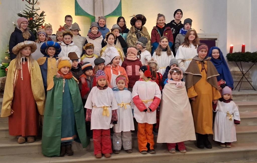 37-Kinder-und-Jugendliche-gestalten-Krippenspiel-in-evangelischer-Erl-serkirche-in-Eichst-tt