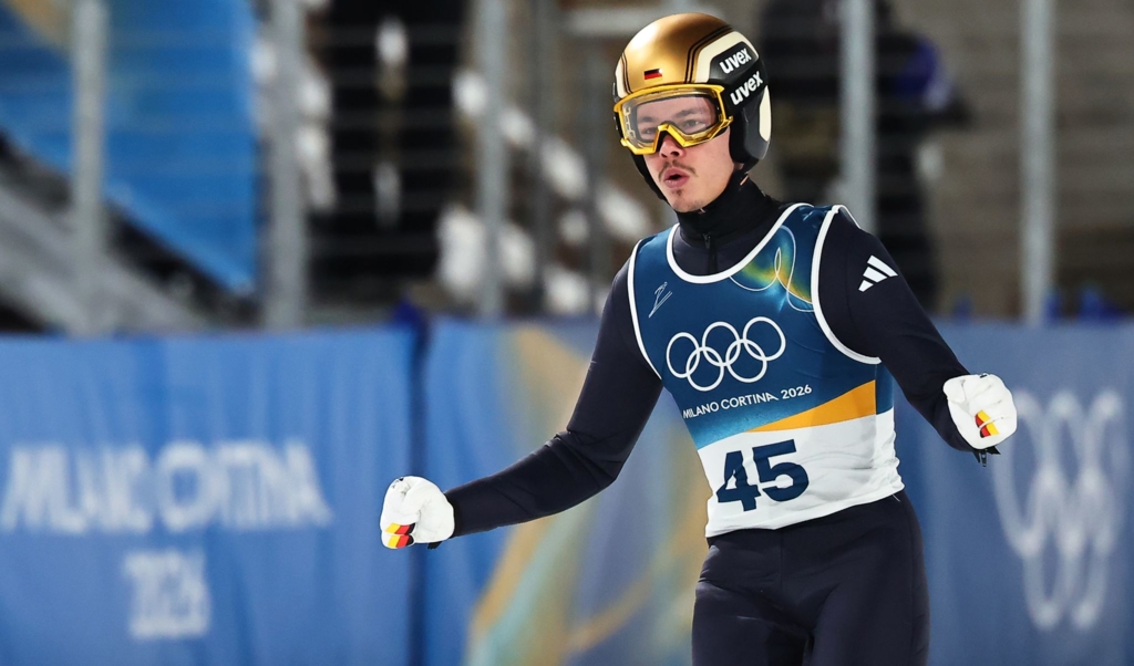 Bei-Olympia-Premiere-Raimund-holt-Gold-im-Skispringen