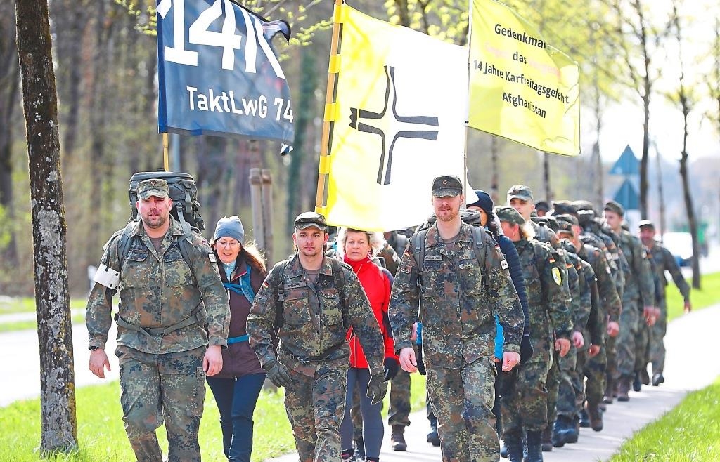 Neuburger Soldaten marschieren zum Gedenken an Gefallene