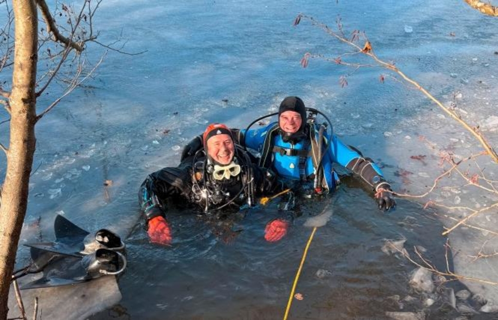 Ab-ins-eiskalte-Wasser-Roland-Wutz-und-Ralph-Meunzel-tauchen-in-Feilnmooser-See