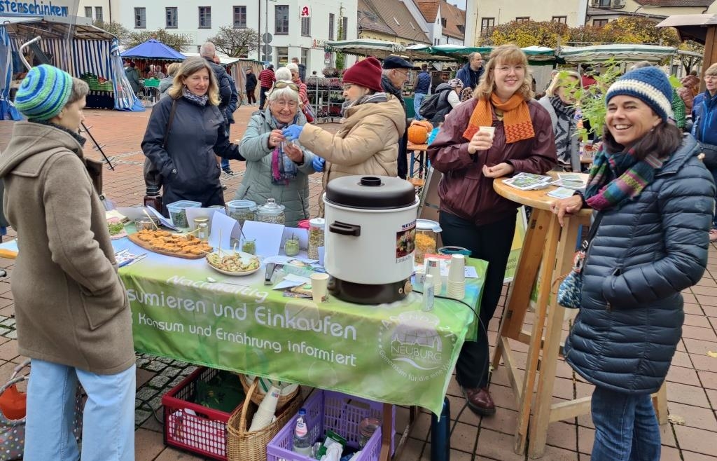 Aktion-auf-Neuburger-Wochenmarkt-Weihnachtspl-tzchen-naschen-mit-gutem-Gewissen