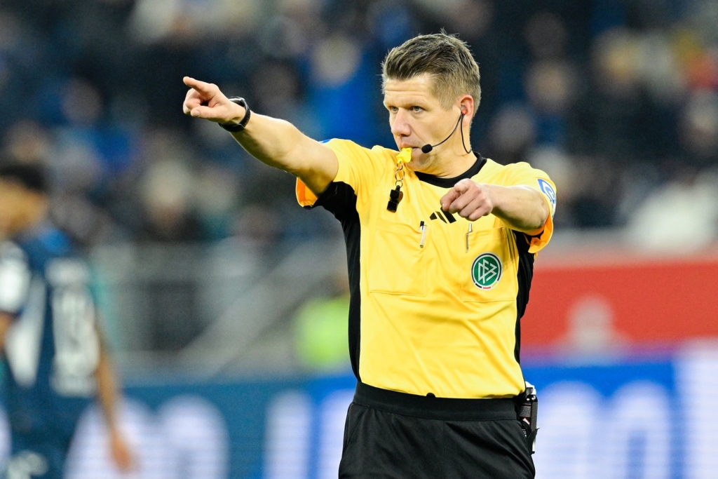 Referee-Ittrich-r-umt-nach-VAR-Diskussion-Fehler-ein
