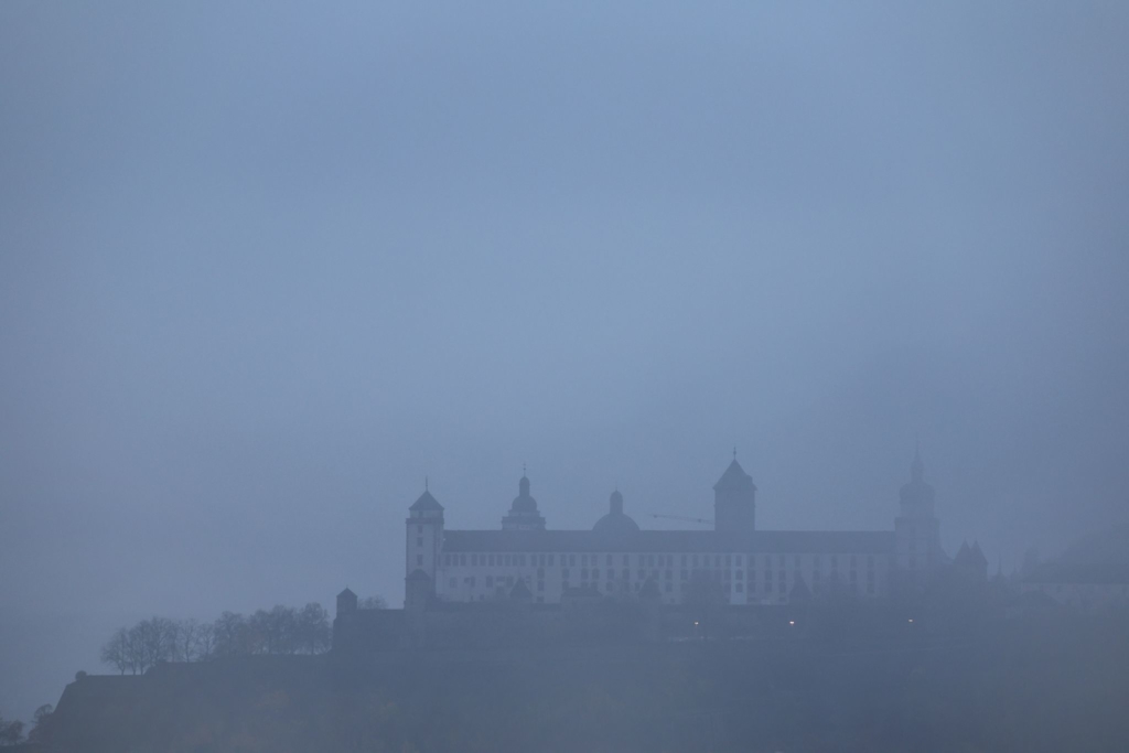 Tr-be-Vormittage-und-sonnige-Nachmittage-in-Aussicht
