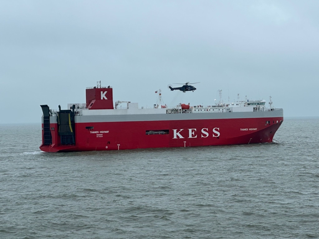 Feuer-an-Bord-Man-vrierunf-higer-Frachter-wird-abgeschleppt