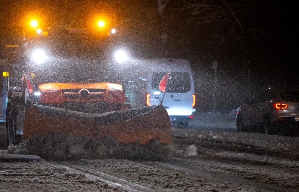 Bis-zu-25-Zentimeter-Neuschnee-in-Bayern-Gl-tte-sorgt-f-r-erste-Unf-lle-am-Morgen
