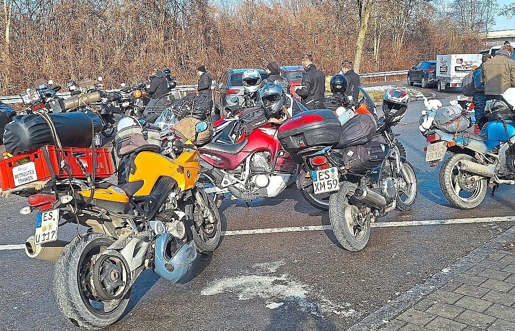 Auf-dem-Weg-zum-Elefantentreffen-Deshalb-halten-120-Biker-bei-einem-Jetzendorfer
