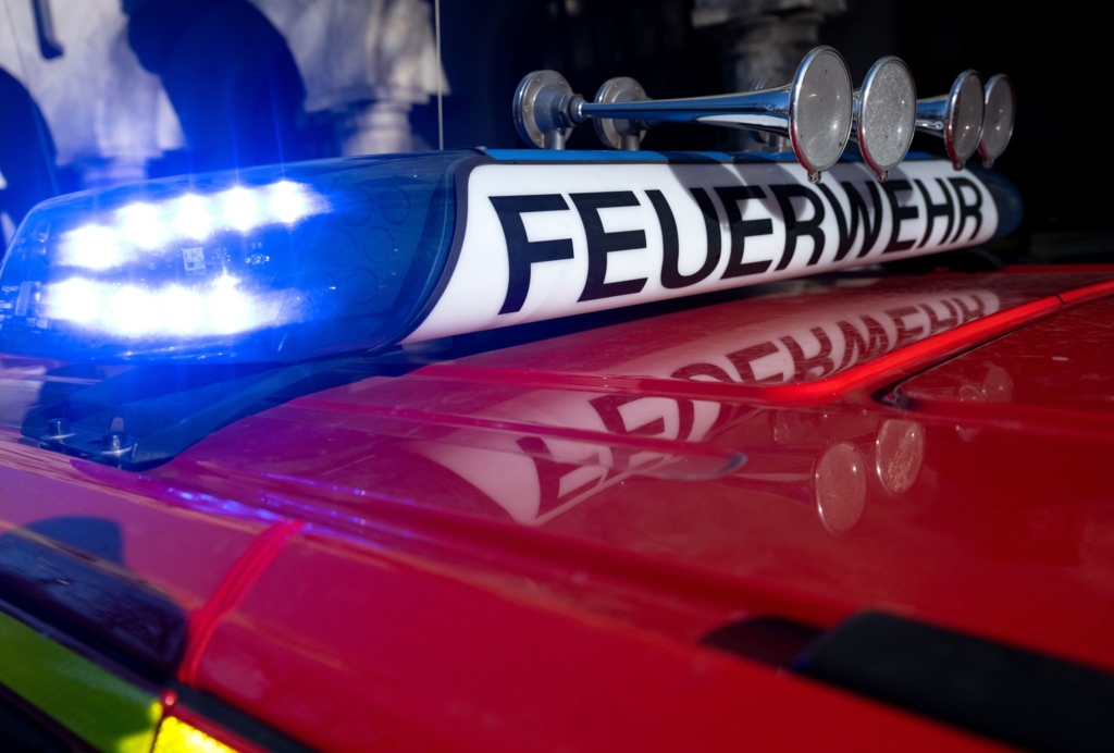 Bus-kracht-gegen-Mauer-ein-Toter-und-mehrere-Verletzte