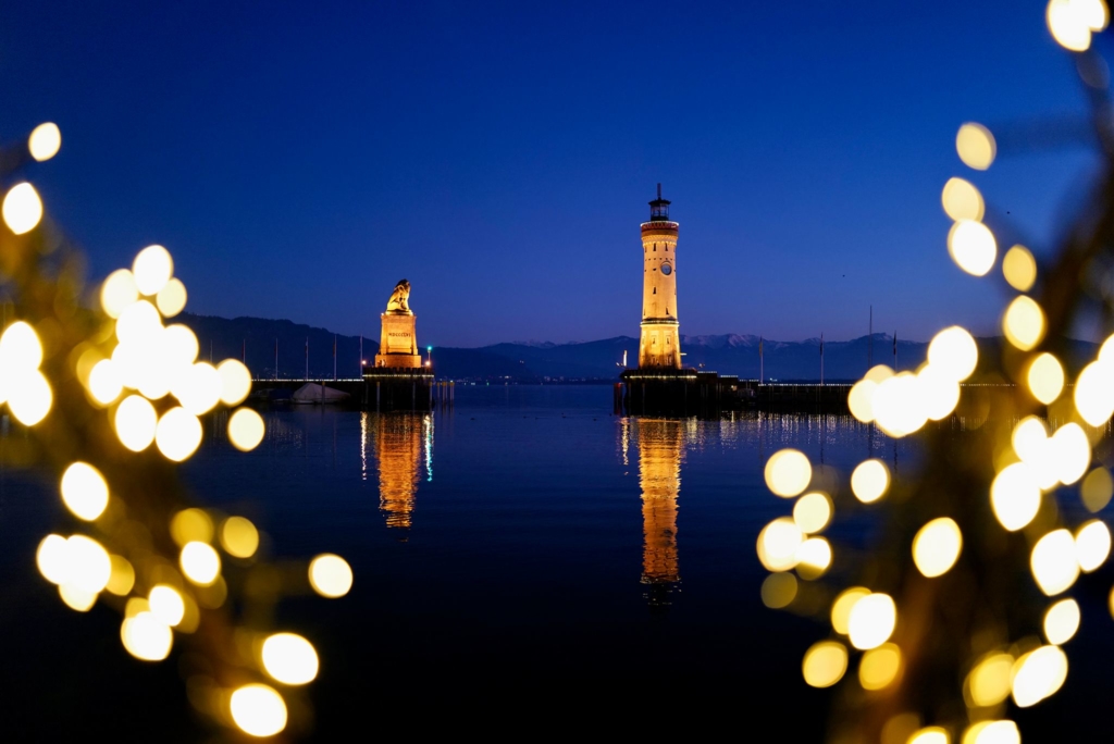 Mann-l-sst-Drohne-ber-Weihnachtsmarkt-am-Bodensee-fliegen