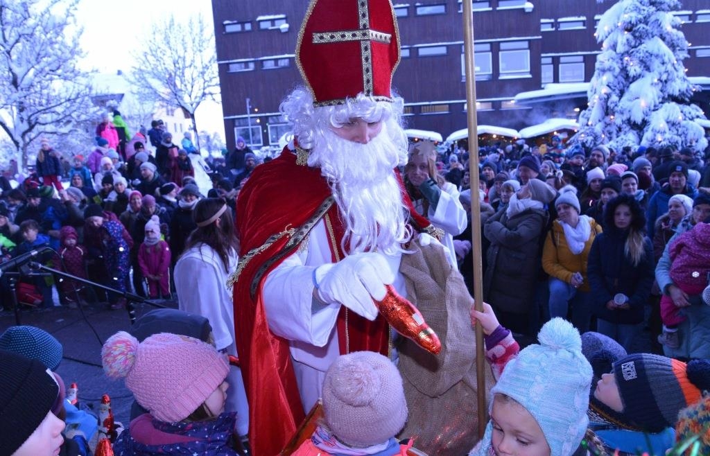 Winterlicher Budenzauber auf dem Schulhof