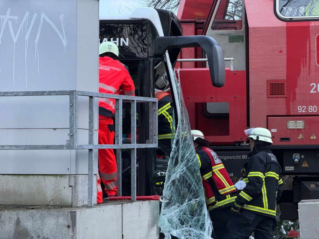 Unfall-in-Hamburg-Ein-Toter-und-zehn-Verletzte