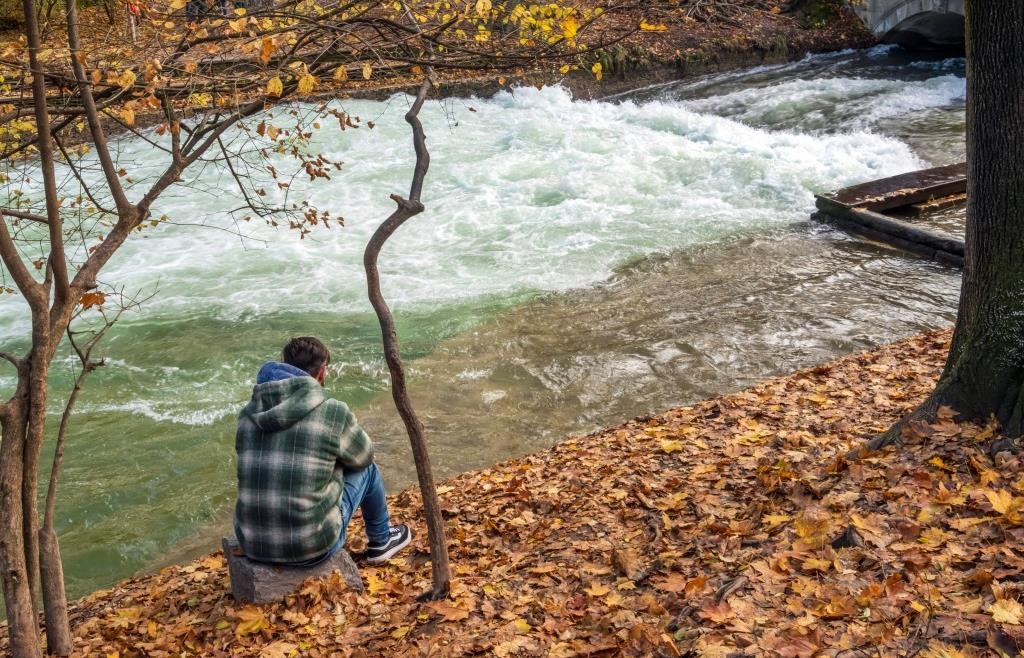 Eisbach-in-M-nchen-Surfer-brechen-den-Versuch-zur-Wiederherstellung-der-Welle-ab