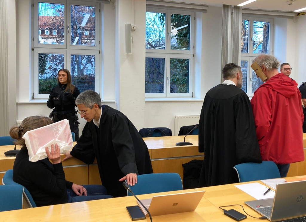 Prozessstart-Junge-Frau-entf-hrt-und-in-Holzkiste-gesperrt-