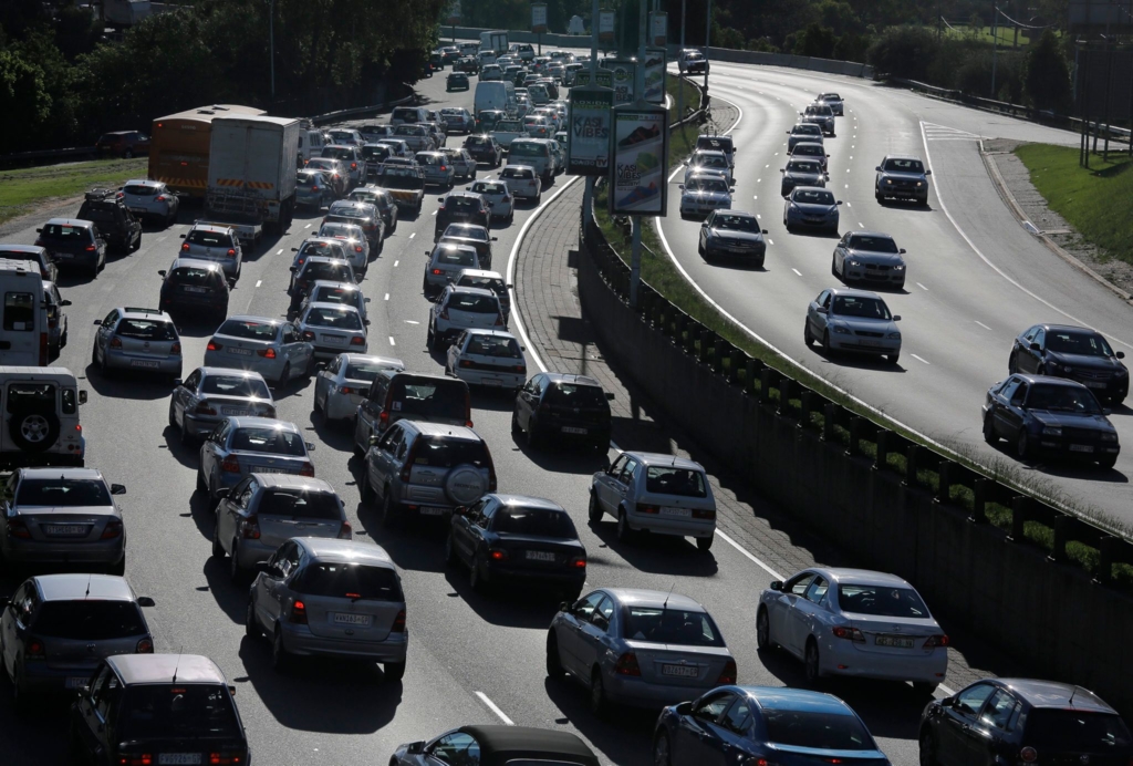 Zw-lf-Sch-ler-bei-Busunfall-in-S-dafrika-get-tet